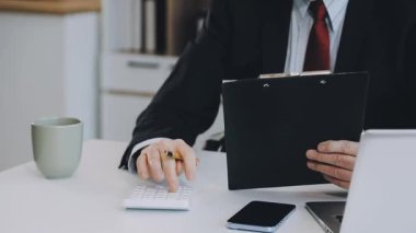 İşadamı ofiste dizüstü bilgisayarda çalışıyor.