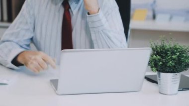 Dizüstü bilgisayar Office ile çalışan iş adamı