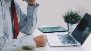 iş adamı kullanarak dizüstü bilgisayar ve akıllı telefon