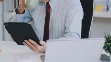 Ofiste bilgisayarla çalışan bir iş adamı.