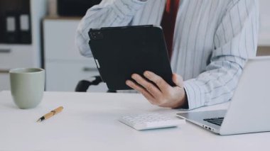 İş adamı işyerinde dijital tablet kullanıyor.