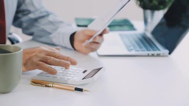 Ofiste dizüstü bilgisayarla çalışan bir iş kadını. iş ve finans kavramı.