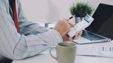 Ofiste dizüstü bilgisayarla çalışan iş adamı