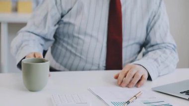 bilgisayarla çalışma iş adamı