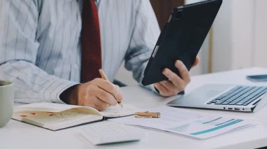 işadamı dizüstü ve tablet ile çalışma