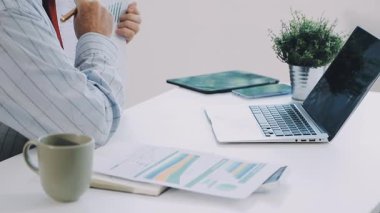 Bilgisayarla çalışan iş adamını kapat