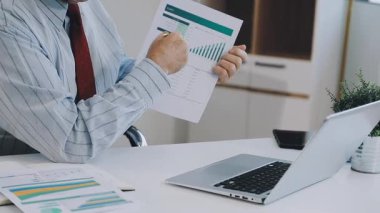 Modern ofiste çalışan iş adamı