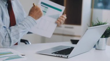 Ofiste çalışan bir işadamı.