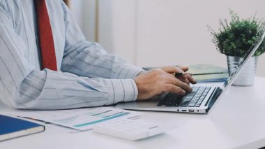 Ofiste çalışan genç iş adamı. İş kavramı.