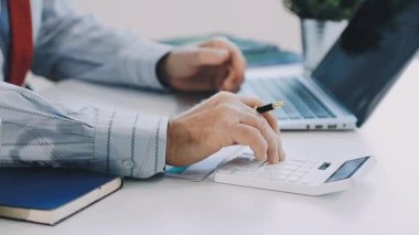 İşadamı işte dizüstü bilgisayar kullanıyor.