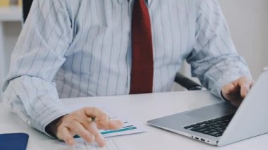 Ofiste çalışan iş adamı