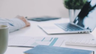 Ofiste el ele tutuşan işadamlarının kalem ve yazılarını kapatın.