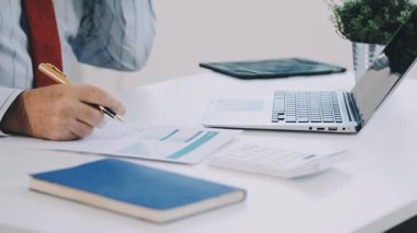 İş yerinde dizüstü bilgisayarı olan bir iş kadını.