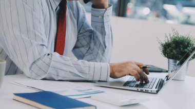 Ofiste çalışan bir işadamı.