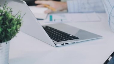 Modern ofiste dizüstü bilgisayarla çalışan iş adamı, iş konsepti