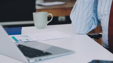 İşadamı ofiste dizüstü bilgisayarla çalışıyor.