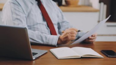 dizüstü bilgisayar ve defter kullanan adam