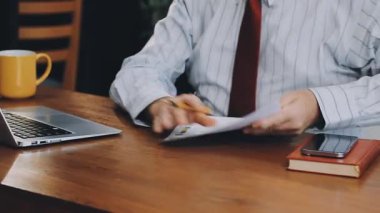 Ofiste çalışan işadamı, tablet kullanıyor