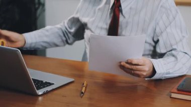 İşadamı ofiste dizüstü bilgisayarla çalışıyor.