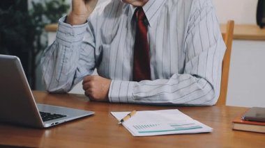 Kahve ve hesap makinesi olan bir iş adamı.