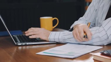 İşadamı ofiste dizüstü bilgisayarda çalışıyor..