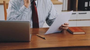 çalışma masasının üzerinde işadamı