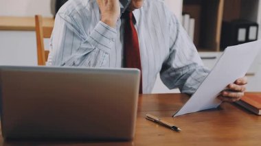 ofiste dizüstü bilgisayar kullanan adam.