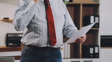 Dizüstü bilgisayarlı takım elbiseli bir adam.