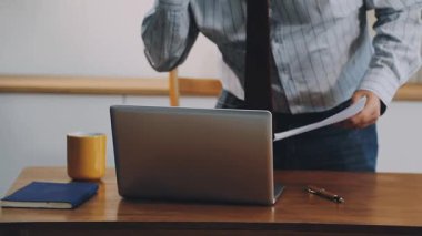 Dizüstü bilgisayarı ve kalemi olan bir iş adamı..