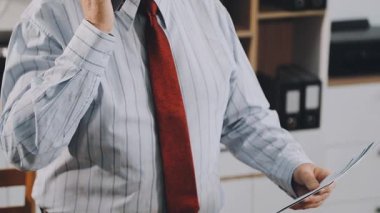 Elinde tablet olan bir iş adamı.