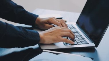 klavyede yazarak adam