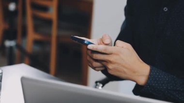 bir smartphone kullanarak iş adamı