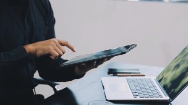 Kapat. Dizüstü bilgisayarda çalışan bir adam.