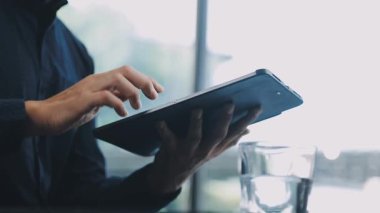 Elinde tablet olan bir işadamı, stok fotoğrafı..