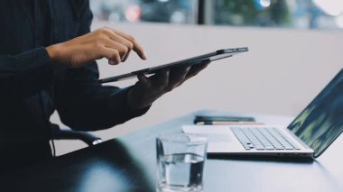 Modern kafede dizüstü bilgisayarla çalışan iş adamı