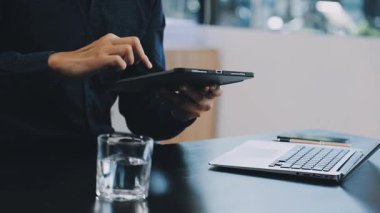 Ofiste dijital tablet kullanan işadamı, hisse senedi resmi