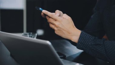 Genç işadamı mobil tablet bilgisayar kullanıyor