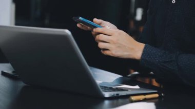 Ofiste dizüstü bilgisayar kullanan adam