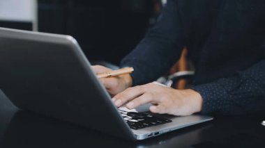 İşadamı laptopuyla çalışıyor..