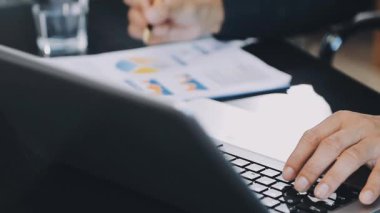 İş kadını Laptop 'ta çalışıyor