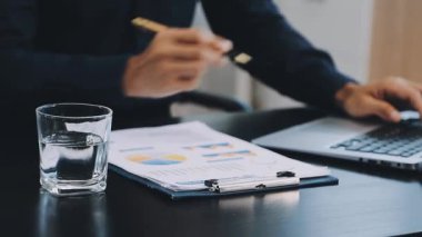 Ofiste çalışan adam.