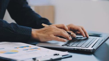 Genç işadamı ofiste çalışıyor.