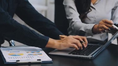 İş adamları modern ofiste çalışır.