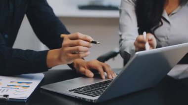 Bilgisayarda çalışan genç iş adamları