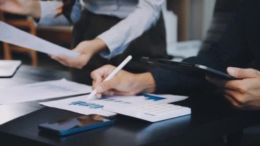 Ofiste çalışan iş adamları. takım çalışması