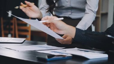 İş insanlar çalışma ile dizüstü Office