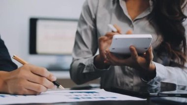 Resepsiyon ofiste çalışan iş kadını