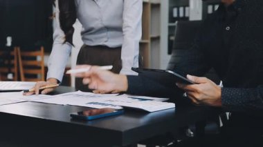 iş takım proje tartışıyor