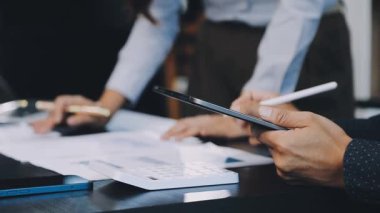 Ofisteki iş kadını bilgisayarla çalışıyor.