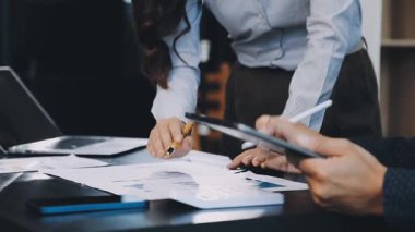 Ofisteki genç bayanın geçmişinde belgeler var..